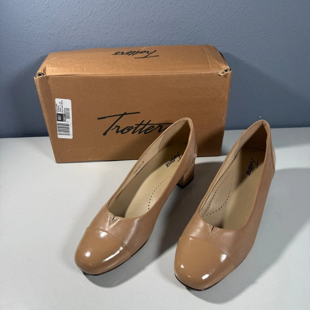 Trotters Daisy Nude Leather Patent Cap Toe Block Heel Pumps T2053-130 Mens 9.5 N